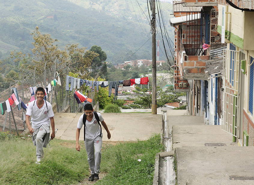 Kinder auf dem Schulweg im Armenviertel "El Limonar"